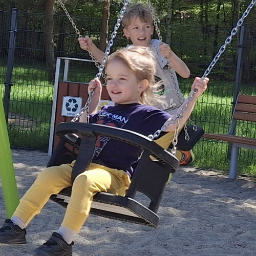Dubbele schommel 8 Voeg deze dubbele schommel toe aan uw speeltuin en laat kinderen hun verbeelding de vrije loop terwijl ze actief en gezond buiten spelen in een kleurrijke en veilige omgeving